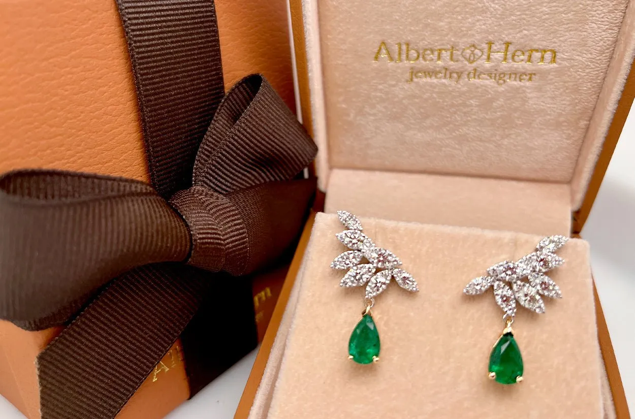 Earrings 18kt Gold Look-at-me Pear Emeralds & Diamonds