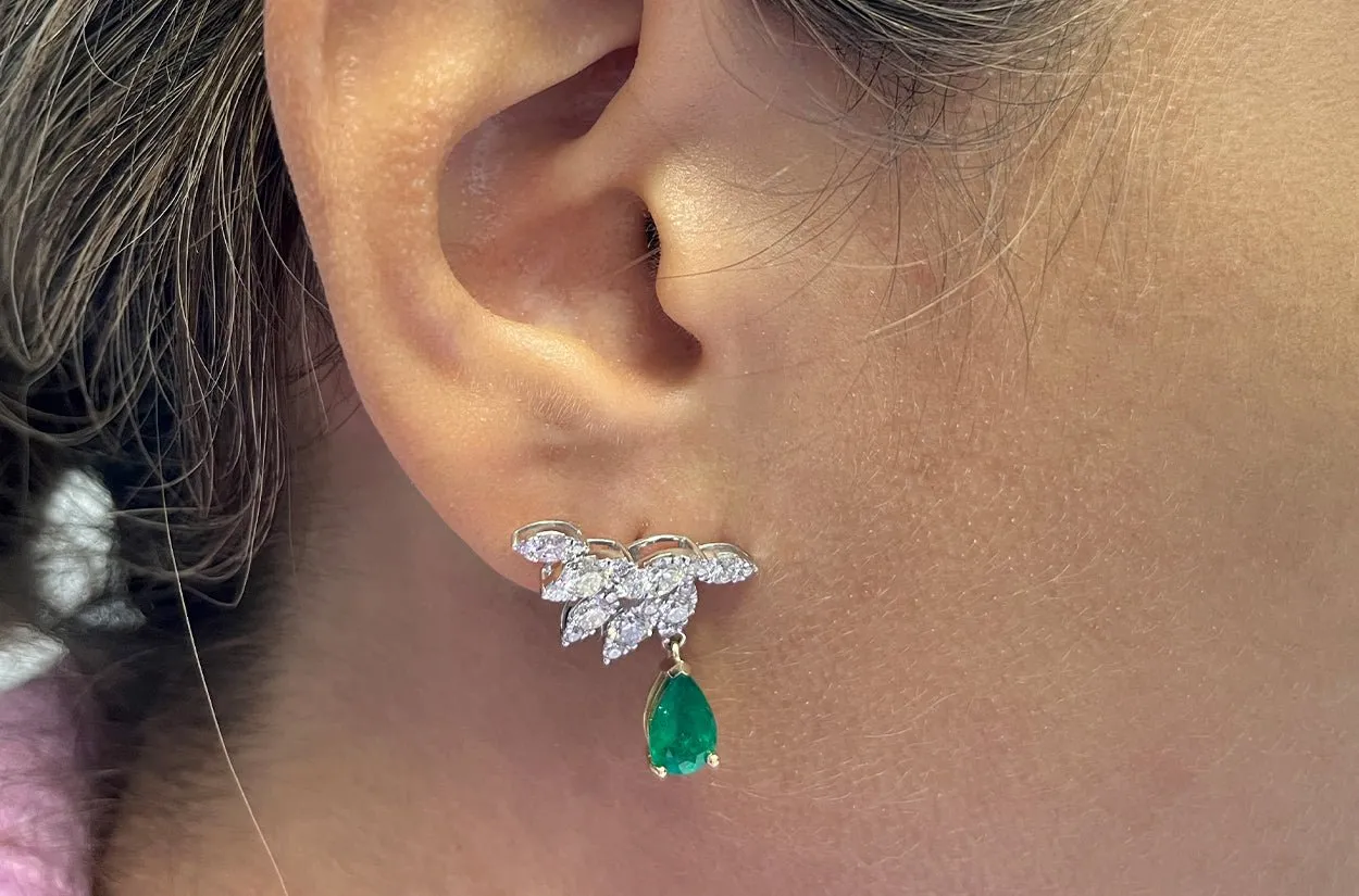 Earrings 18kt Gold Look-at-me Pear Emeralds & Diamonds